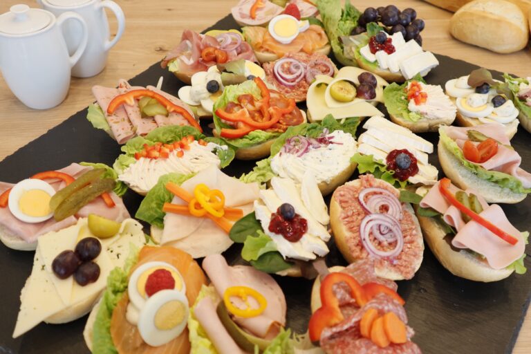 Belegte Brötchen vom Imbiss Fritz in Bielefeld: Frisch zubereitet mit einer Auswahl an Käse, Aufschnitt, Lachs und frischem Gemüse – perfekt für jeden Anlass.