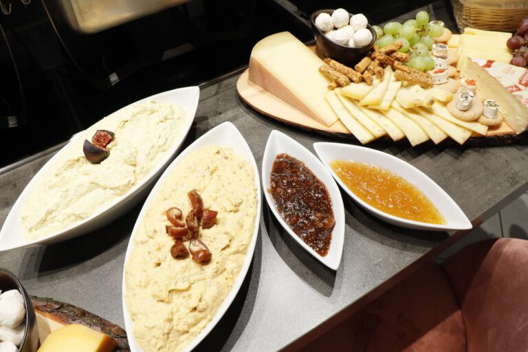 Vielfalt an Dips beim Imbiss Fritz in Bielefeld: Cremige Aufstriche, fruchtige Chutneys und würzige Beilagen – perfekt zu Käseplatten und Brot.