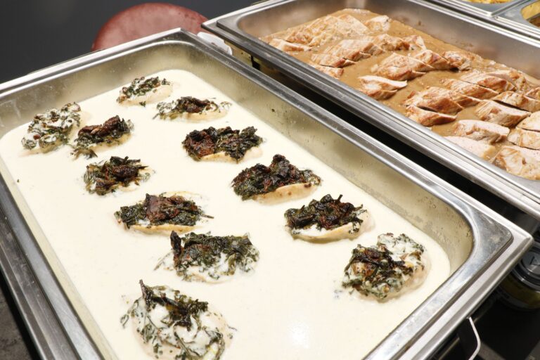 Gefüllte Fleischgerichte vom Imbiss Fritz in Bielefeld: Zarte Hähnchenbrust mit Spinat und Sahnesauce – perfekt für Buffets und besondere Anlässe.