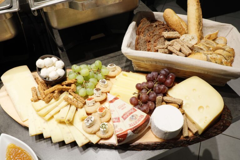 Käseplatte und Brot vom Imbiss Fritz in Bielefeld: Feinste Käsesorten, frisches Brot und köstliche Beilagen – ideal für Buffets und besondere Anlässe.
