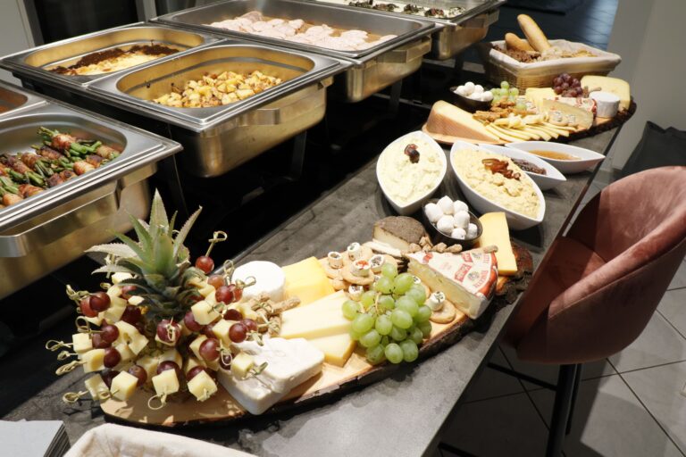 Buffet vom Imbiss Fritz in Bielefeld: Vielfältige Auswahl an Käseplatten, Fingerfood, frischen Beilagen und herzhaften Speisen – perfekt für jedes Event!