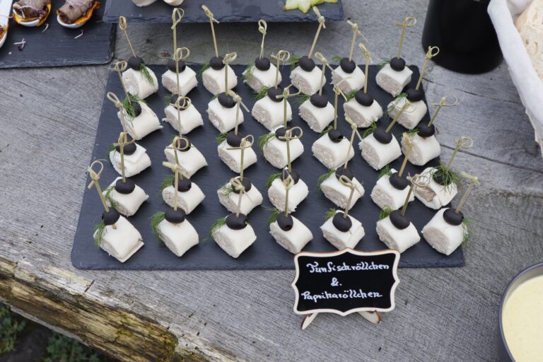 Röllchen-Auswahl vom Imbiss Fritz in Bielefeld: Zarte Thunfischröllchen und Paprikaröllchen, dekorativ angerichtet – perfekt für Buffets und Events.