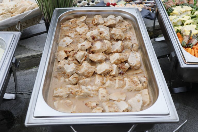 Zartes Schweinefilet in Cognacsauce vom Imbiss Fritz in Bielefeld: Perfekt abgeschmeckt und ideal für Buffets, Events und besondere Anlässe.