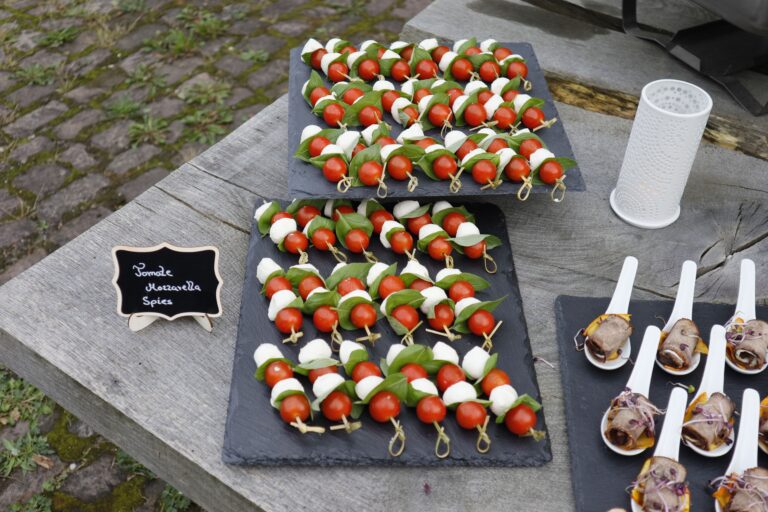 Tomate-Mozzarella-Spieße vom Imbiss Fritz in Bielefeld: Frische Kirschtomaten, Mozzarella und Basilikum – perfekt als Fingerfood für Buffets und Events.