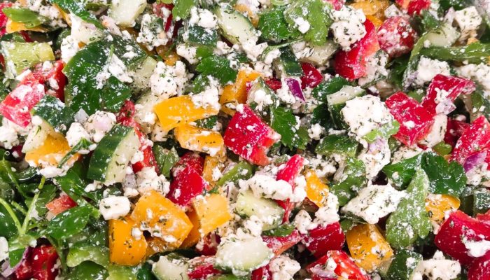 Bauernsalat vom Imbiss Fritz in Bielefeld: Frische Tomaten, Gurken, Paprika, Zwiebeln und Hirtenkäse – der perfekte mediterrane Begleiter zu jedem Gericht.