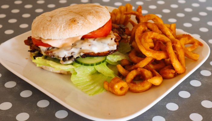 Chickenburger mit Twister vom Imbiss Fritz in Bielefeld: Knuspriges Hähnchenfilet, frischer Salat und cremige Sauce – serviert mit Twister-Pommes.