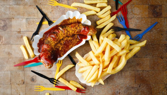 Currywurst mit Pommes vom Imbiss Fritz in Bielefeld: Saftige Currywurst und knusprige Pommes – der perfekte Imbissklassiker für jeden Geschmack. Currywurst Bielefeld