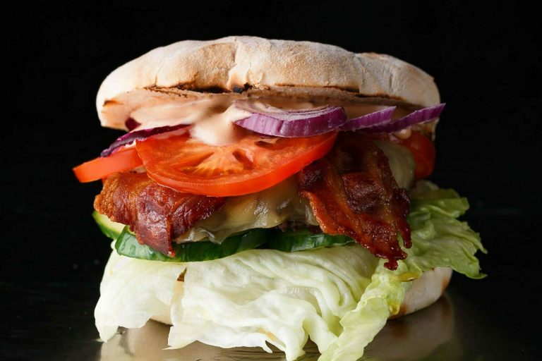 Fritz Burger vom Imbiss Fritz in Bielefeld: Saftiges Rindfleisch-Patty, frische Salat und hausgemachte Sauce – der perfekte Burger für jeden Geschmack.