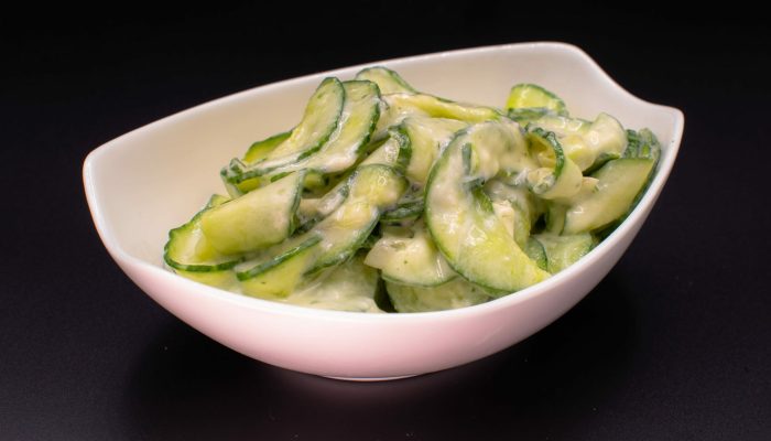 Gurkensalat vom Imbiss Fritz in Bielefeld: Frische Gurkenscheiben in einer leichten Marinade – der perfekte, erfrischende Begleiter zu jedem Gericht.