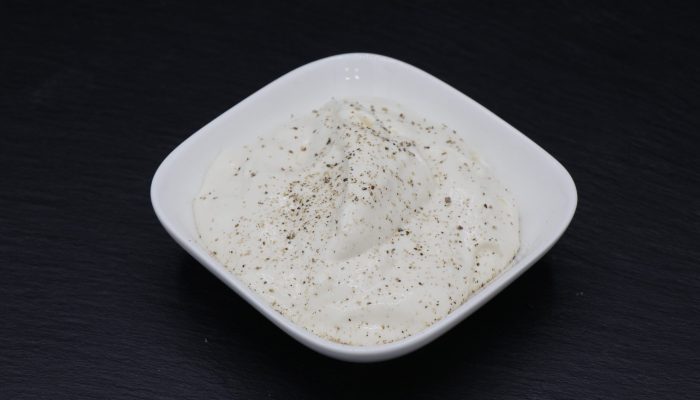 Knoblauch-Dip vom Imbiss Fritz in Bielefeld: Cremiger Dip mit intensivem Knoblauchgeschmack – perfekt zu Pommes, Wedges und Fingerfood.