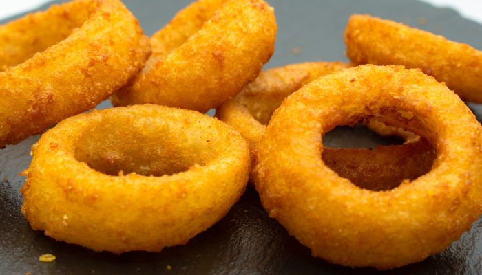 Onion Rings vom Imbiss Fritz in Bielefeld: Knusprig frittierte Zwiebelringe, goldbraun und perfekt als Snack oder Beilage zu unseren Hauptgerichten.