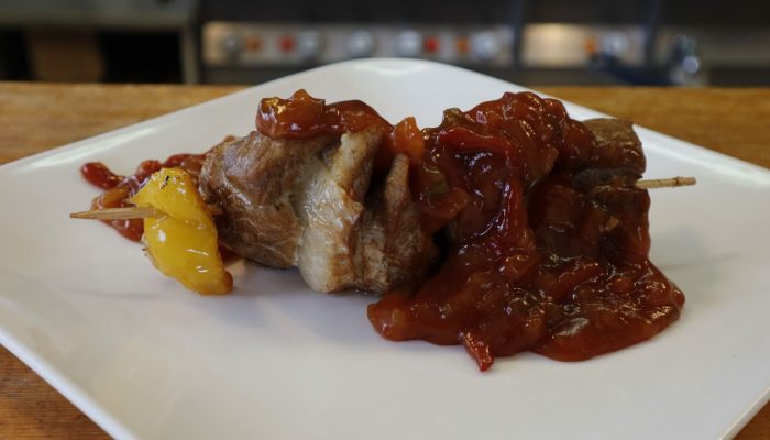 Schaschlik vom Imbiss Fritz in Bielefeld: Zartes Schweinefleisch, frische Paprika und Zwiebeln in würziger Sauce – ein herzhafter Klassiker für Genießer.