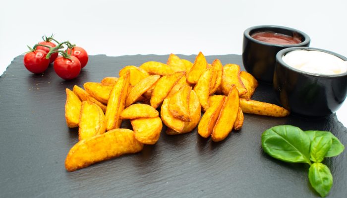 Wedges vom Imbiss Fritz in Bielefeld: Knusprig gewürzte Kartoffelecken, goldbraun gebacken – die perfekte Beilage zu Burgern, Schnitzeln und mehr.