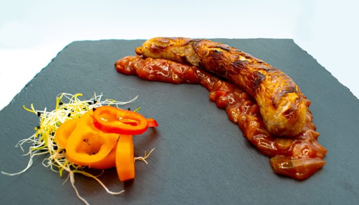 Zigeunerwurst vom Imbiss Fritz in Bielefeld: Saftige Bratwurst mit würziger Paprikasauce und frischen Zwiebeln – ein herzhafter Genuss für jeden Imbissfan.